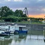 Botel Hausboot Iron Franz- Entspannung Auf Dem Wasser Düsseldorf