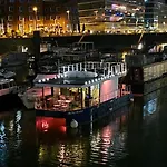 Hausboot Iron Franz- Entspannung Auf Dem Wasser Botel