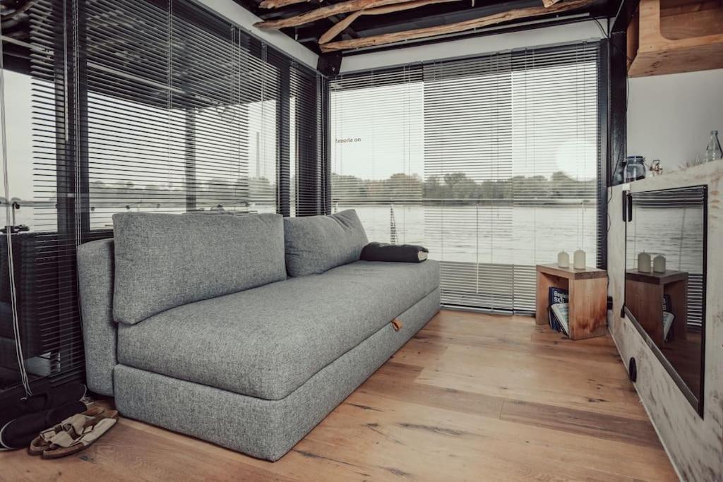 Hausboot Iron Franz- Entspannung Auf Dem Wasser Botel