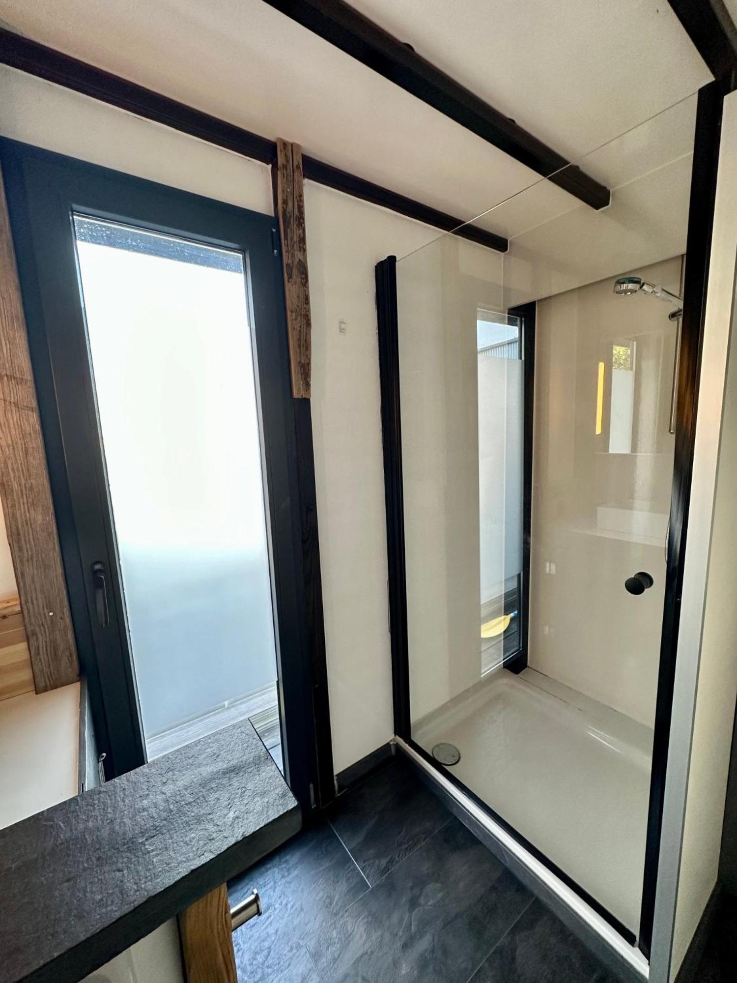 Botel Hausboot Iron Franz- Entspannung Auf Dem Wasser