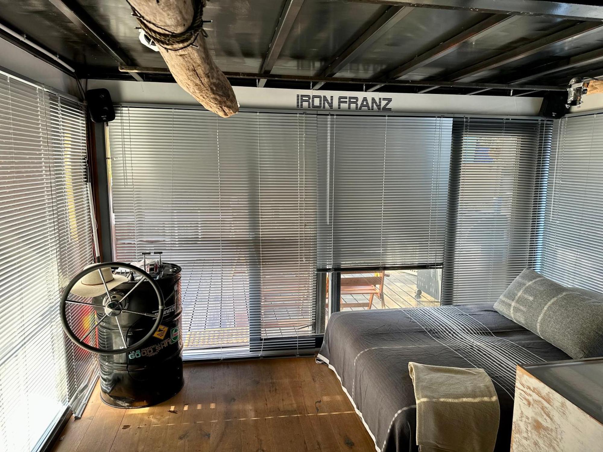 Hausboot Iron Franz- Entspannung Auf Dem Wasser Botel *