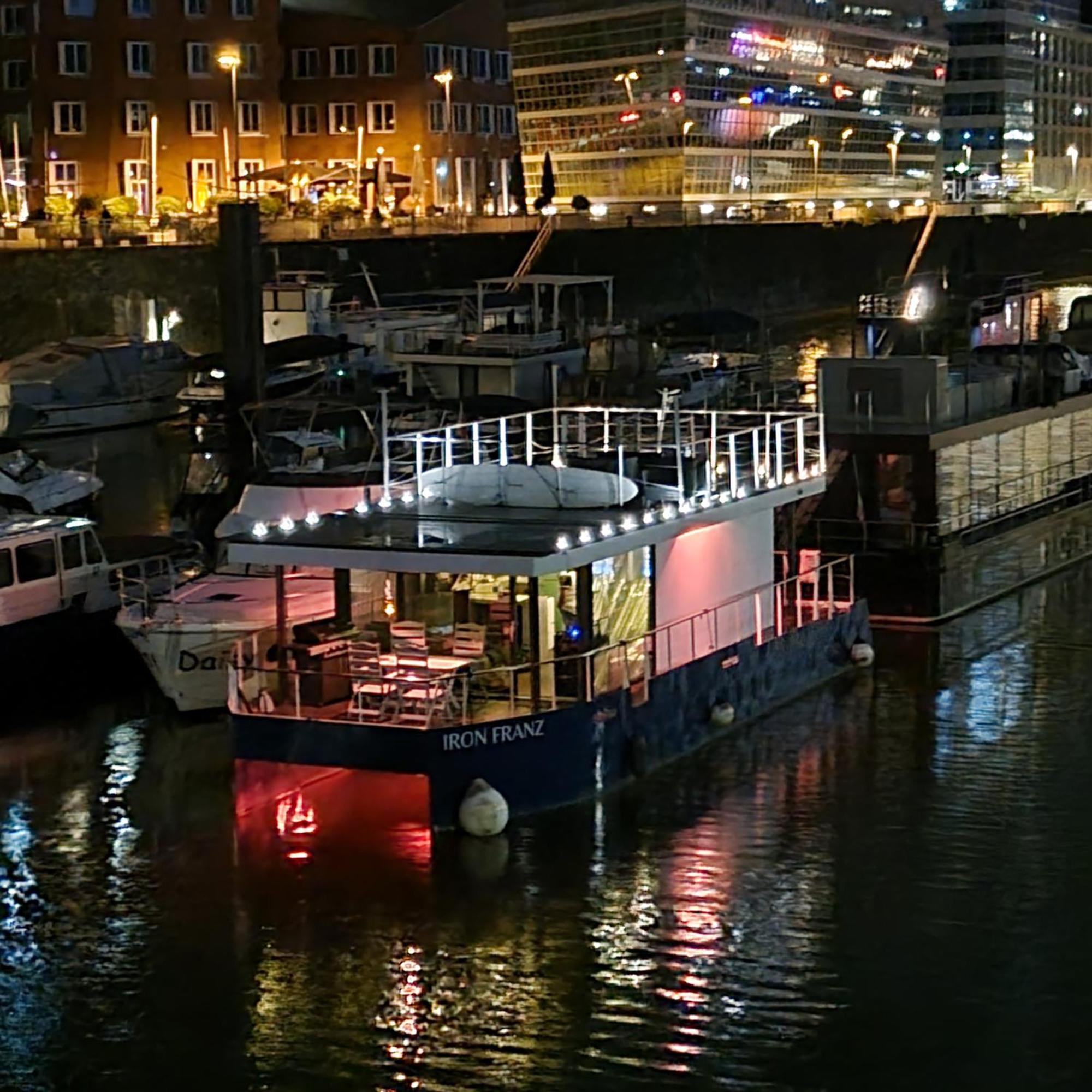 Hausboot Iron Franz- Entspannung Auf Dem Wasser Botel