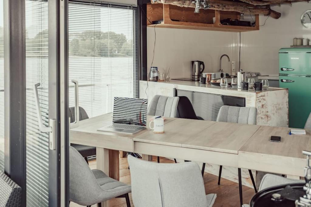 Hausboot Iron Franz- Entspannung Auf Dem Wasser Botel