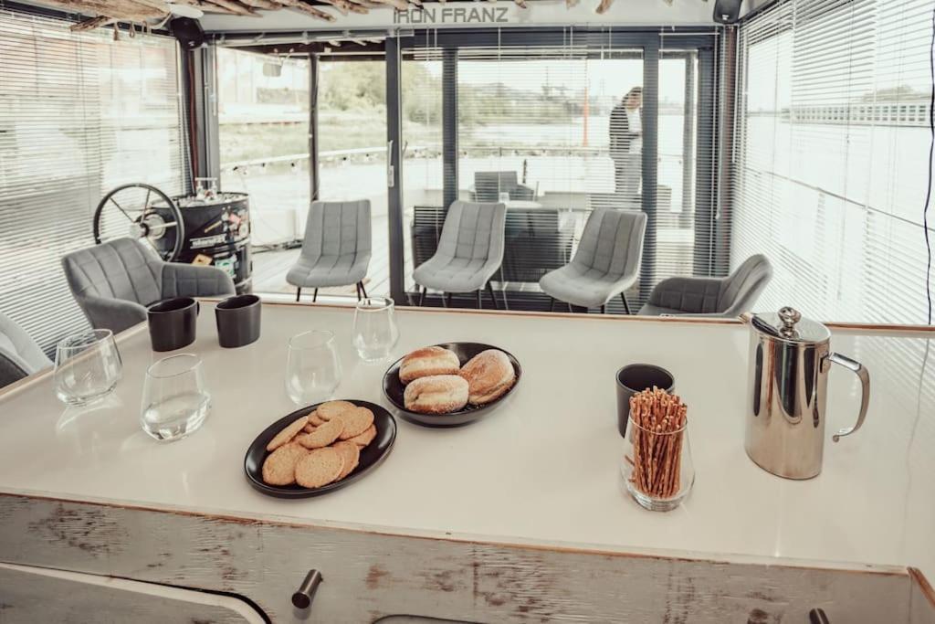 Hausboot Iron Franz- Entspannung Auf Dem Wasser