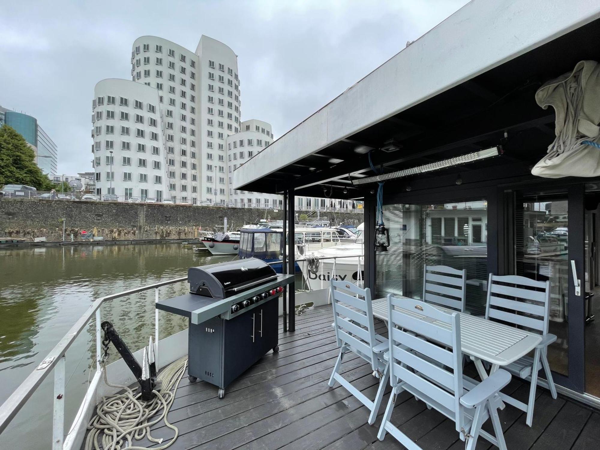 Hausboot Iron Franz- Entspannung Auf Dem Wasser Düsseldorf