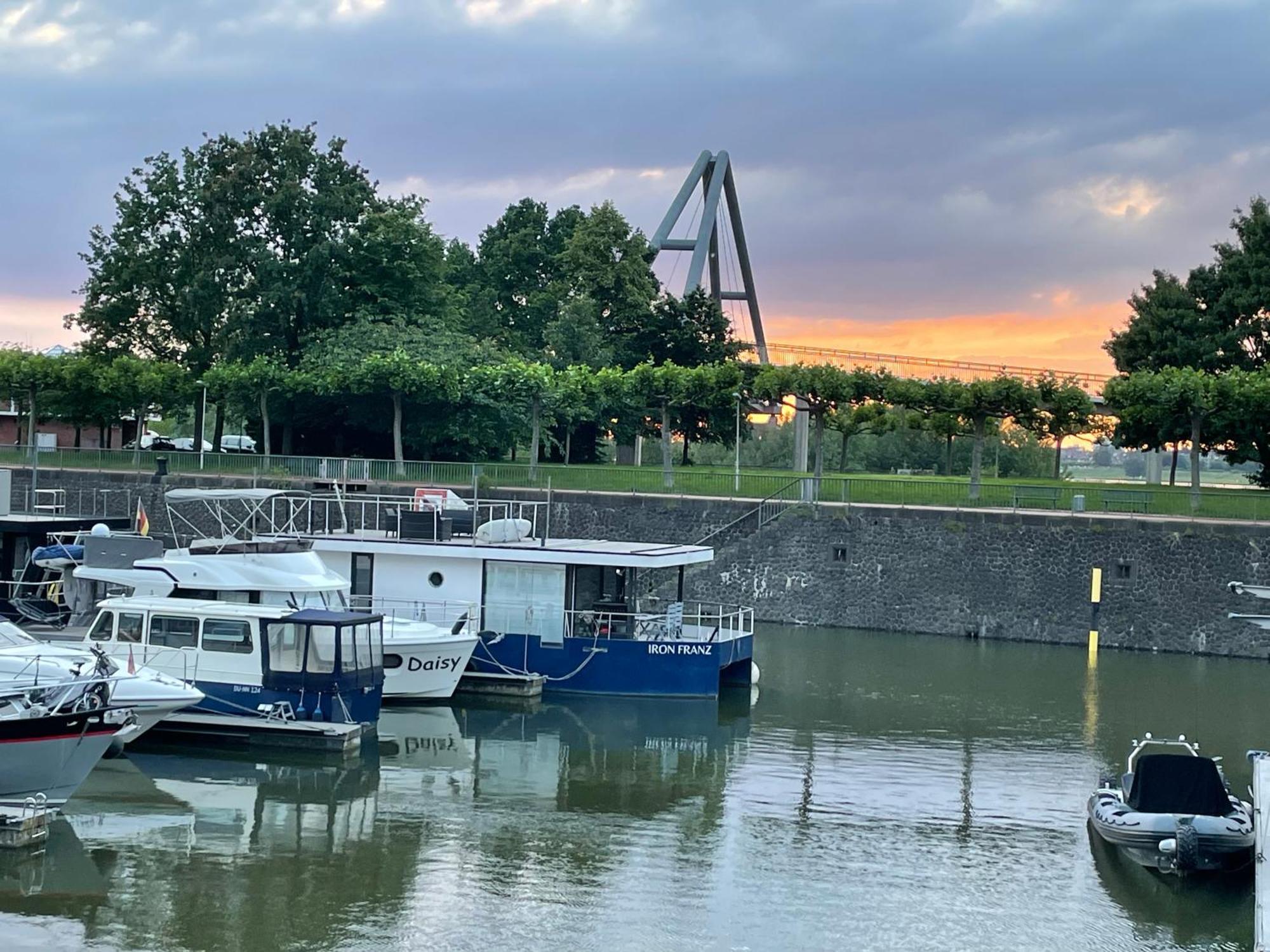 Botel Hausboot Iron Franz- Entspannung Auf Dem Wasser Düsseldorf